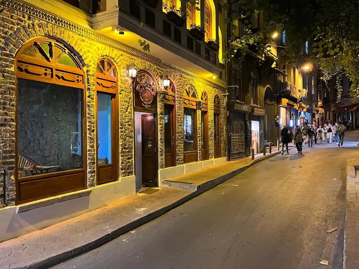 Centrally Located, 2+1 House In Taksim, Cihangir Apartment Istanbul